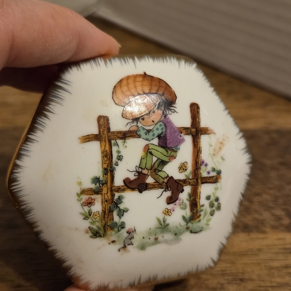 Royal Georgina Hexagonal Porcelain Trinket Box - Picture 8 of 10